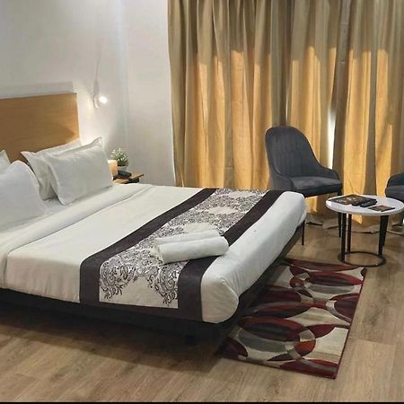 Azure Hotels And Suites Near Medanta Hospital Medicity Sector 47,Sohna Road Gurgaon Eksteriør billede