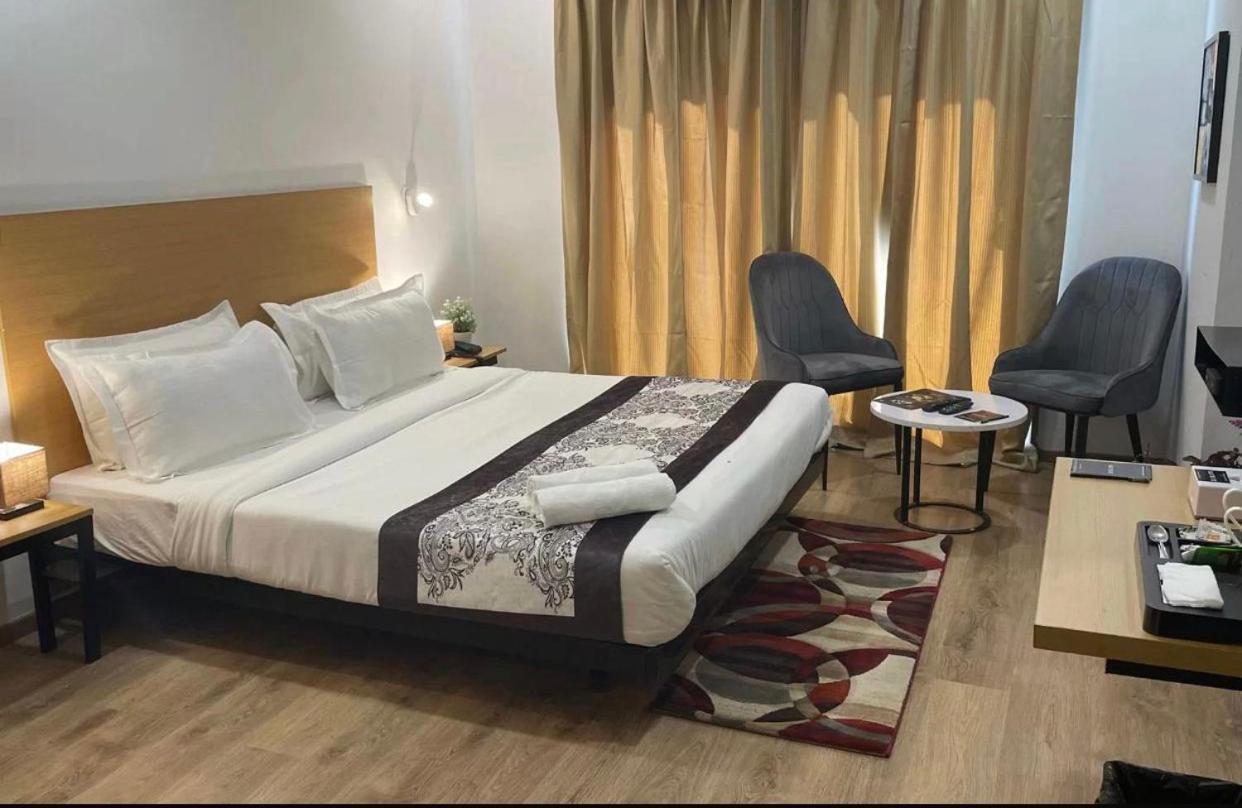 Azure Hotels And Suites Near Medanta Hospital Medicity Sector 47,Sohna Road Gurgaon Eksteriør billede